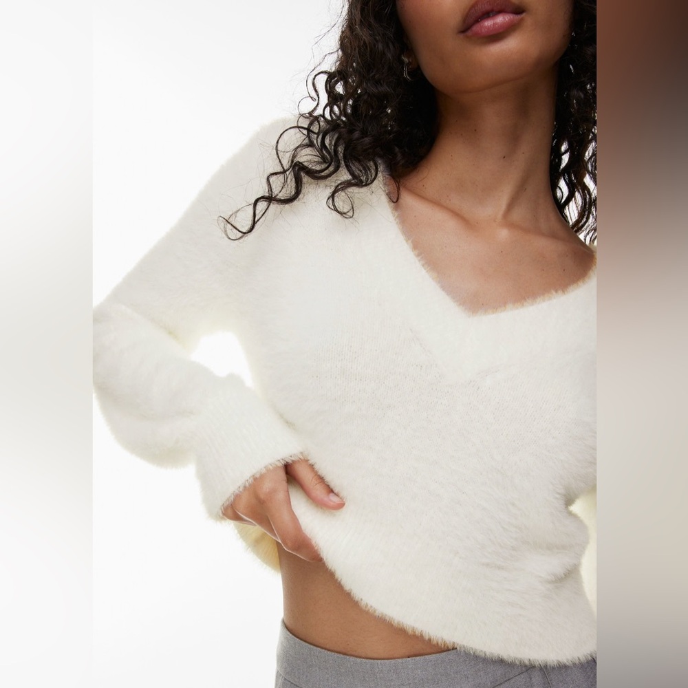 SUNDAY BEST KITTEN V NECK SWEATER